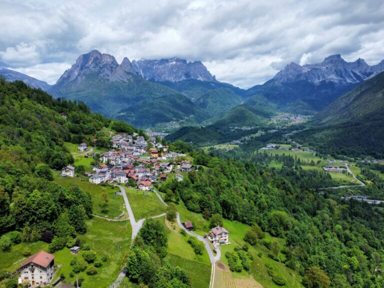 In montagna in gruppo: i vantaggi del pulmino 9 posti